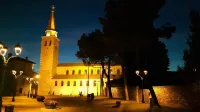 Air-Conditioned Spacious Apartment with Covered Car Parking 100m from the Beach - Lejligheder