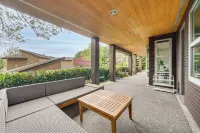Executive Lake Washington Stay with Dock Access - Boutique