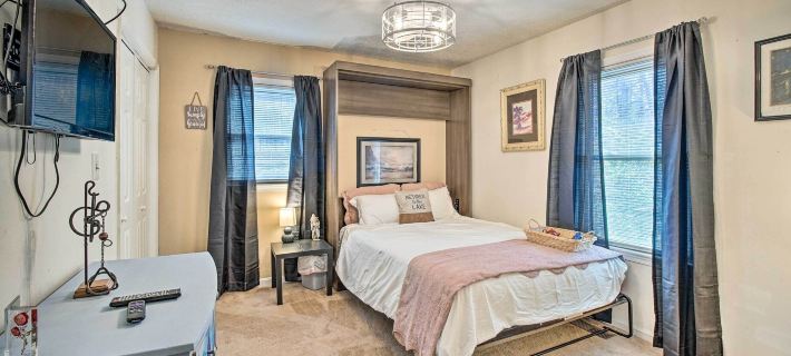 Sauna & Game Room: Lake House in Locust Grove! Hotels in Orange County