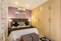 Room-Ezulwini Guest House - Queen Room w - breakfast