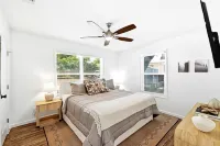 New Braunfels - 2 min walk to Schlitterbahn, walk to River, 2 miles from Gruene! - 4-Star
