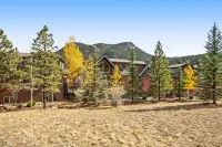 3BR Three-story Home With Epic Mountain Views & Fireplace - 4 stjerner