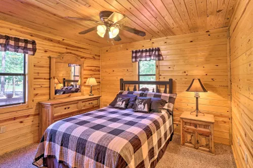 Peaceful Cabin w/ Deck + Scenic Mtn Views! - Homestays