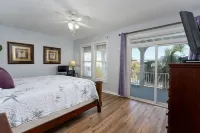 "Personal Resort": Private Pool, Hot Tub, Ocean Views, Elevator, Walk to Town - Balcony