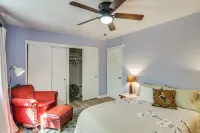 Walk to Downtown Chico! Tree-lined Apt w/ Deck - 2 estrellas
