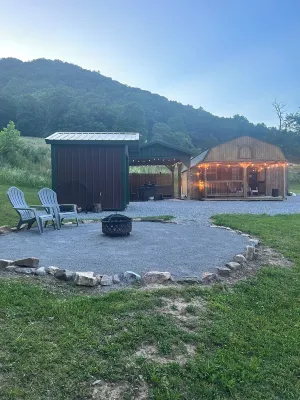 Cozy Tiny Cabin with Hot Tub, 3 Minutes to Seneca Rocks Park Entrance - Feriehus