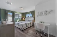 Resort Access Pool Sleeps 10 Themed Rooms - Balcony