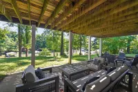 Spacious 4 BR Retreat Near Lake Norman With Deck - Homestays