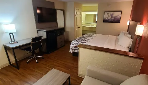 Red Roof Inn & Suites Cornelius - Lake Norman - Pools