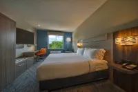 Holiday Inn Express & Suites CLEVELAND by IHG - Parkplatz