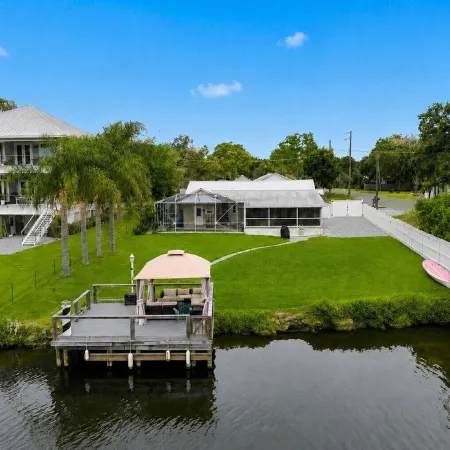 Palms Paradise. Pool. Waterfront. Near Space Coast Beaches.