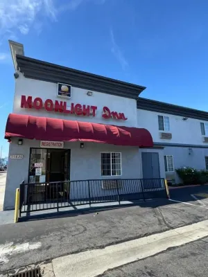 Moonlight Inn - 2 Sao