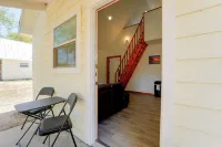 Walk to Main Street! Cozy Stockdale Cabin - 2-Star