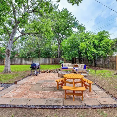 Large Yard & Fire Pit! Home 13 Mi to at&t Stadium
