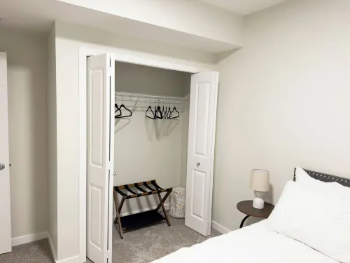 Luxury Private Suite, Near Calgary Airport - Bungalows