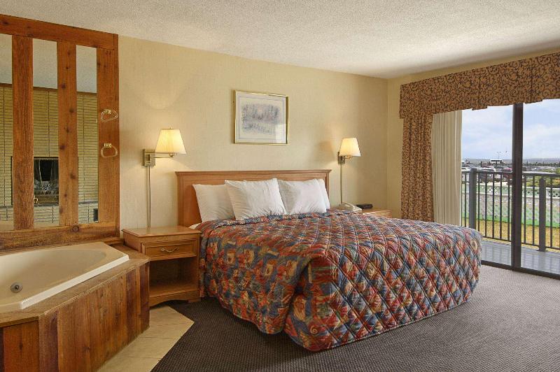 Days Inn by Wyndham Mackinaw City - Lakeview