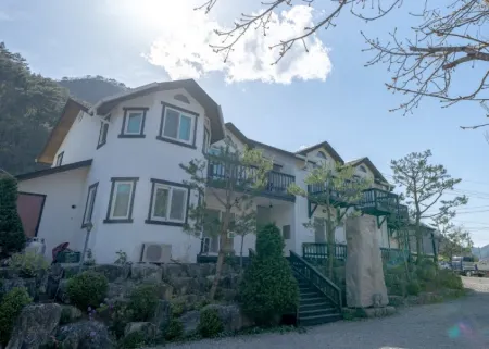 Danyang Ondal and Pyeonggang Pension Отели рядом с достопримечательностью «Guinsa Temple»