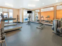 La Quinta Inn & Suites by Wyndham Oklahoma City Airport Hotels near Athena Mall