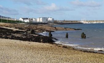 The Hut Wales - A Sea Front Inn