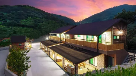 Tongyeong Friend Pension Отели рядом с достопримечательностью «Skyline Luge Tongyeong»
