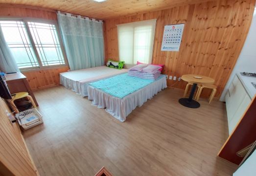 3. 필링 굿 하우스..