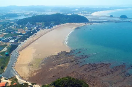 Taean with Anmyeondo Pension Отели рядом с достопримечательностью «Kkotji Beach»