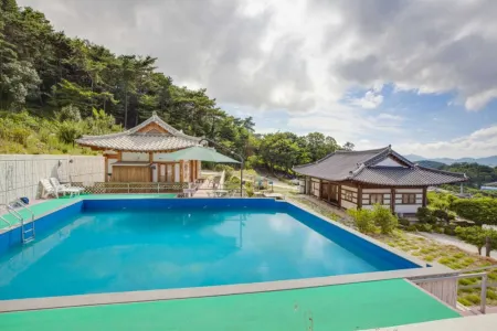 Wando Cheonghaejin Hanok Pension Отели рядом с достопримечательностью «Wando Tower»