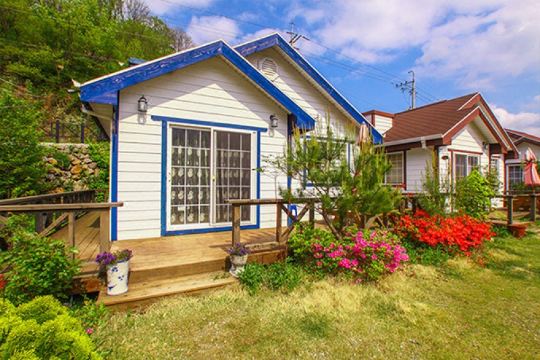 목조 펜션 전경