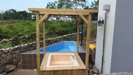 Jeju Clair de Lune Pension Отели рядом с достопримечательностью «Aewol Coast Road»