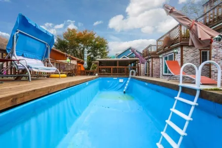 Hongcheon Kkodyeoulgangbyeon Pension Отели рядом с достопримечательностью «Hongcheon Saengmyeong Geongang Gwahakgwan»