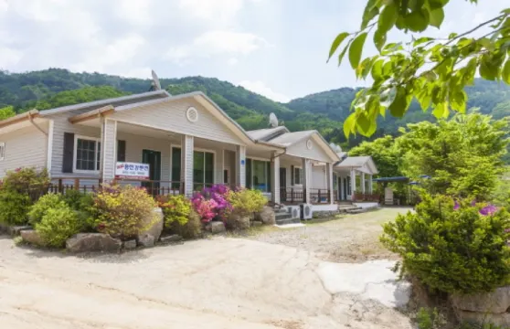 洪川瑙魯默克河濱旅館