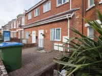 StayZo Penthouse Accommodation 1- Premier Lodge Hotels near Willis Avenue Recycling Centre