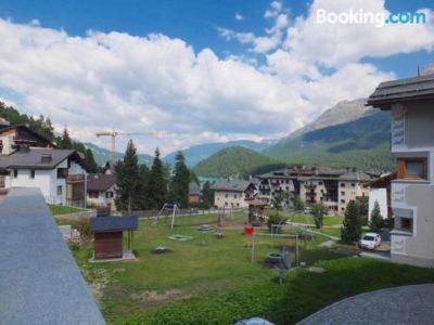 Apartment with Mountain View