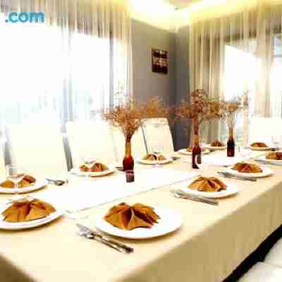 Villa Heaven Hills Dining/Meeting Rooms