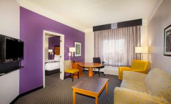 La Quinta Inn & Suites by Wyndham St. Louis Westport - Housity