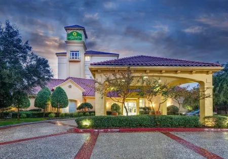 La Quinta Inn & Suites by Wyndham Dallas North Central