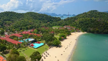 Holiday Villa Resort & Beachclub Langkawi Отели рядом с достопримечательностью «Paramotor Langkawi Gliders»