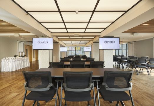 더 쿼터 랏프라우 바이 UHG