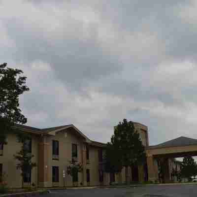 Days Inn & Suites by Wyndham Cuba Hotel Exterior