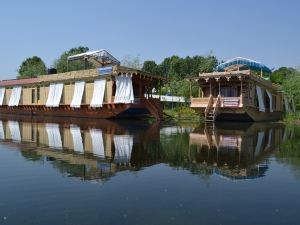 Peacock Houseboats