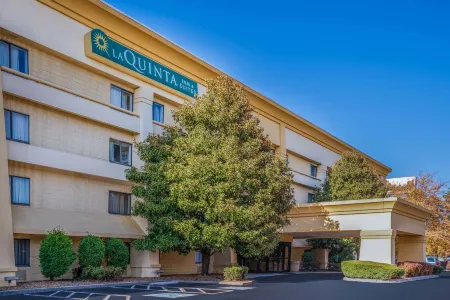 La Quinta Inn & Suites by Wyndham Nashville Franklin Отели рядом с достопримечательностью «Franklin on Foot»