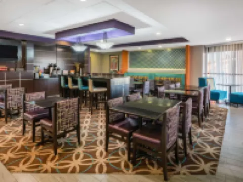 La Quinta Inn & Suites by Wyndham Memphis Airport Graceland メンフィスのホテル