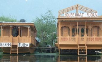 Houseboat Flora Group