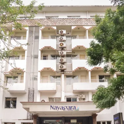 Nayagara Hotel Các khách sạn gần Đại sứ quán Hoa Kỳ
