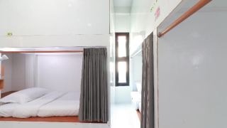 sleep-sloth-hostel