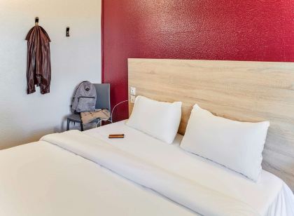 Hotelf1 Paris Saint Ouen Marché Aux Puces