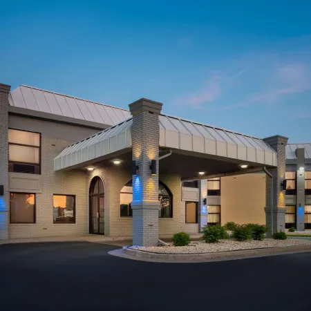 Days Inn & Suites by Wyndham Merrillville
