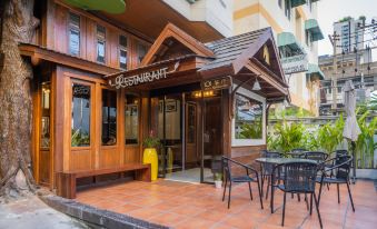 The restaurant has an outdoor seating area on the patio with tables and chairs at True Siam Phayathai Hotel