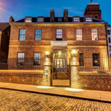Roomzzz Newcastle City Hotels near Quayside