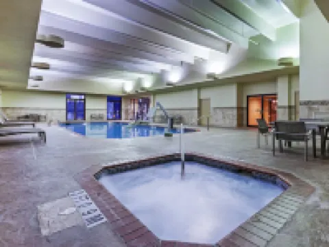 โรงแรม ฮอลิเดย์ อินน์ สปริงเดล/เฟย์เอตต์วิลล์ แอเรีย บาย IHG โรงแรมในสปริงเดล